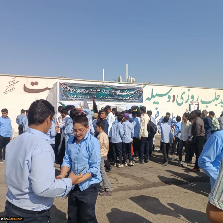 حضور پرشور رئیس، کارکنان و دانشجویان آموزشکده ملی مهارت پسران جیرفت در راهپیمایی ۱۳ آبان

 2