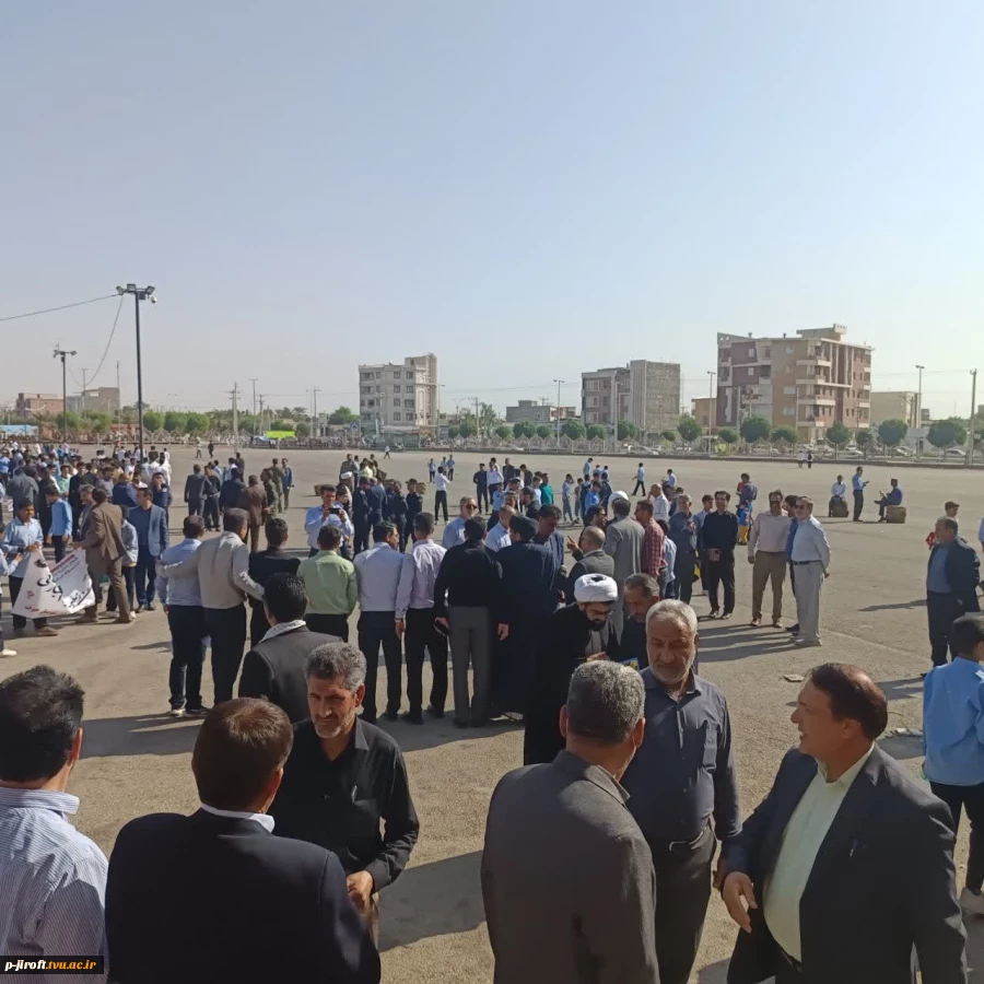 حضور پرشور رئیس، کارکنان و دانشجویان آموزشکده ملی مهارت پسران جیرفت در راهپیمایی ۱۳ آبان

 3