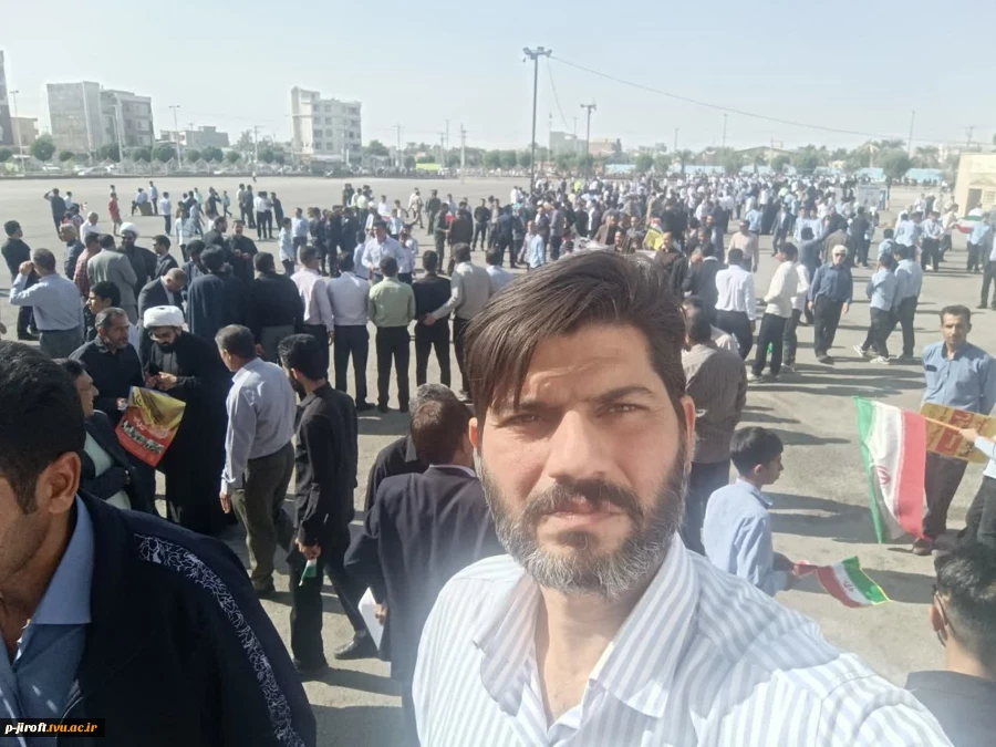 حضور پرشور رئیس، کارکنان و دانشجویان آموزشکده ملی مهارت پسران جیرفت در راهپیمایی ۱۳ آبان

 4